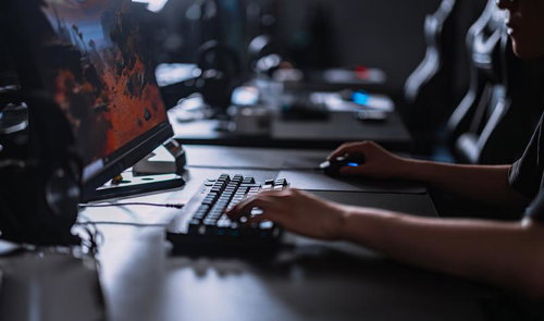 デスクトップPCゲームでキーボードとマウスを操作する