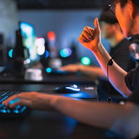 試合に勝利するeスポーツチーム、ガッツポーズで喜ぶプロゲーマーの写真
