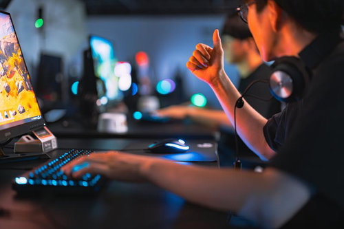 試合に勝利するeスポーツチーム、ガッツポーズで喜ぶプロゲーマー