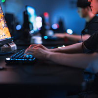 eスポーツの大会に参加するプロゲーマーがゲーミングキーボードで操作の写真