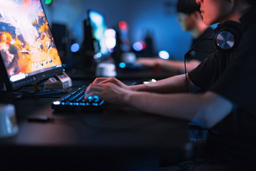 eスポーツの大会に参加するプロゲーマーがゲーミングキーボードで操作