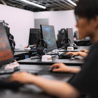 eスポーツ大会に取り組むプレイヤーたちのゲーミング環境の写真