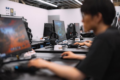 eスポーツ大会に取り組むプレイヤーたちのゲーミング環境