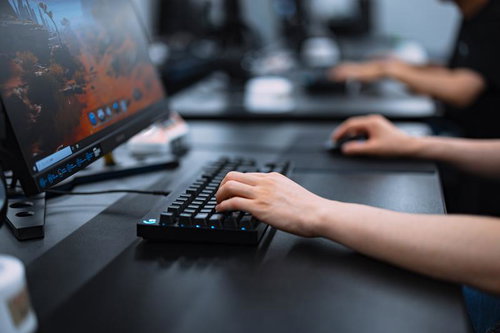 「WASD」のプレイヤー移動に左手を置くFPSプレイヤー