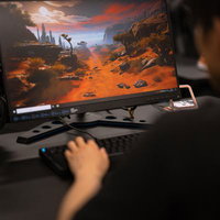 砂漠のゲーム世界でFPSをプレイするゲーマーの写真
