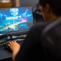 リアルストラテジーゲームをプレイする男性の写真
