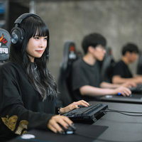 女性メンバーが加入したeスポーツチームの写真