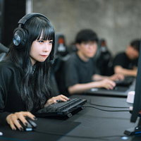 eスポーツ大会に出場するプロゲーマーチーム苦戦する様子の写真