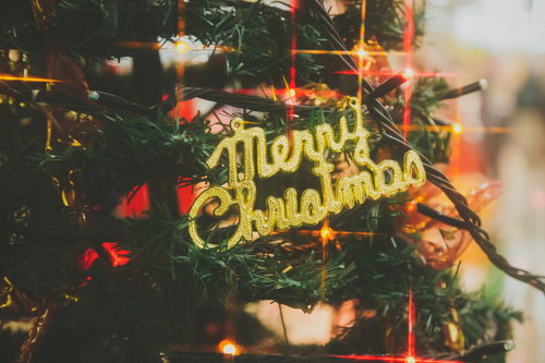 Merry Christmasの飾りと明るくライトアップされたクリスマスツリー