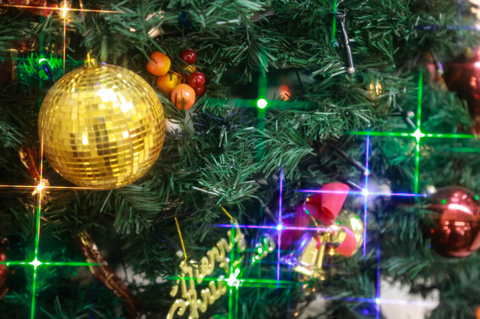 クリスマスツリーの金色オーナメントと電飾