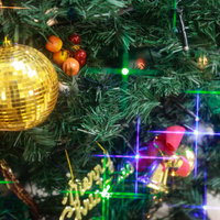 クリスマスツリーの金色オーナメントとカラフルなライトアップの写真