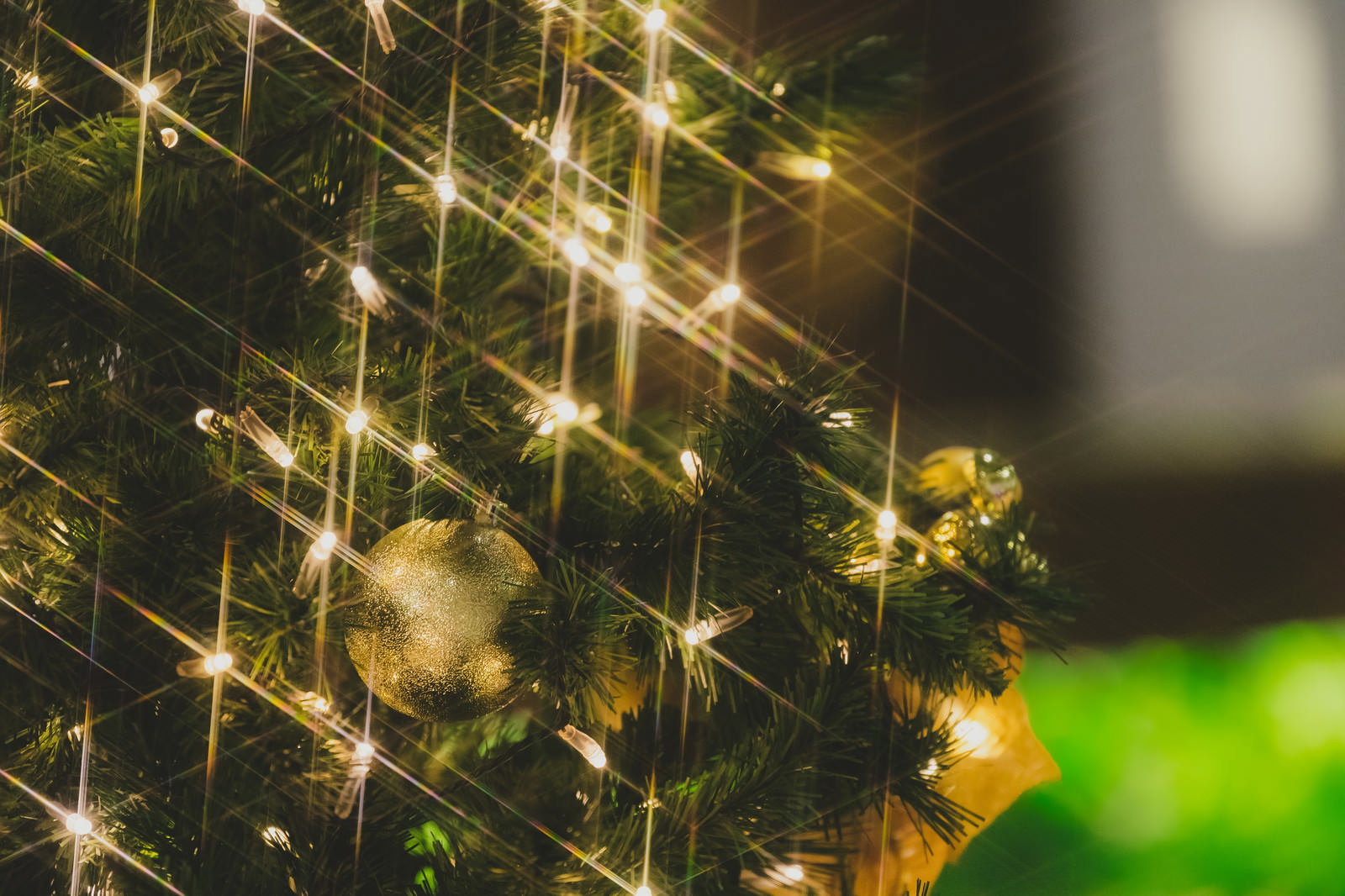 クリスマスツリーのゴールドオーナメントと電飾