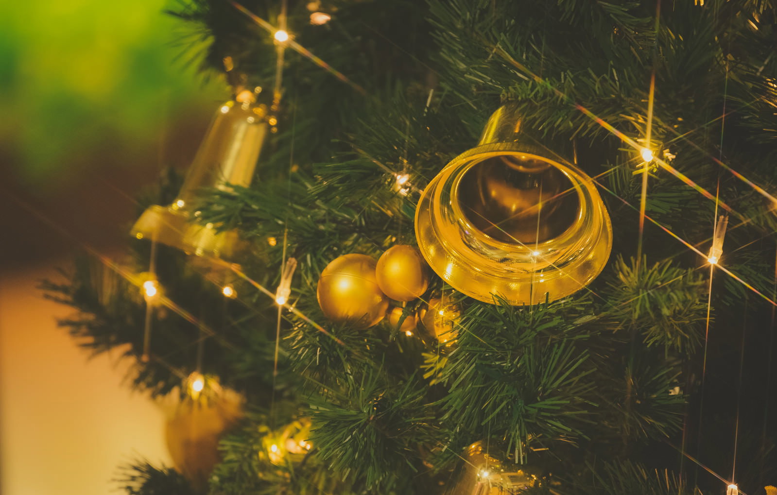 クリスマスツリーとベルのイルミネーション