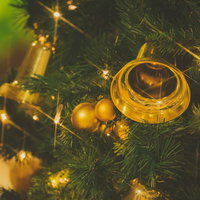 クリスマスツリーとベルのイルミネーションの写真