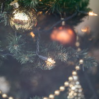 ゴールドのオーナメントで飾ったクリスマスツリーの写真