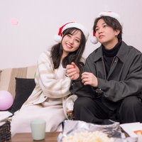 彼部屋でクリスマスパーティなう、サンタ帽をかぶった二人の写真