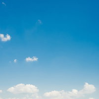 青空に少し雲が出てきた快晴の空の写真