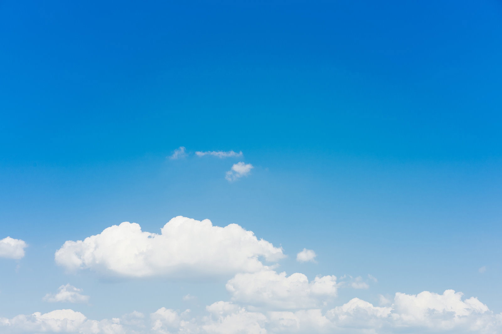 澄み渡った青空に白い雲が浮かんでいる自然風景