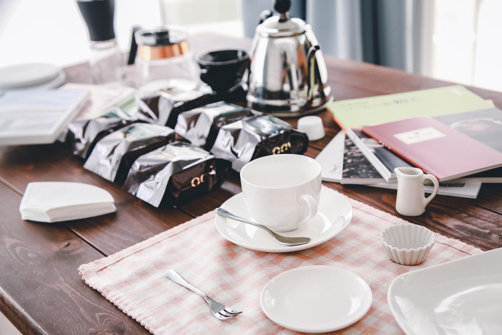 Coffee cup and teapot on wooden table