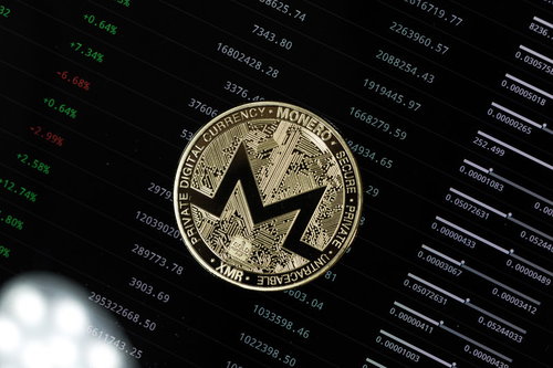 XMR（モネロ）コインとディスプレイ画面の仮想通貨チャート