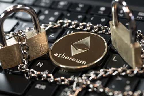 イーサリアムのロゴが刻まれた金色の南京錠とチェーン