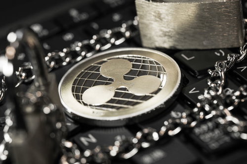 金属チェーンの上に置かれたリップル（XRP）のコイン