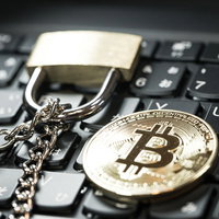 ブロックチェーンとビットコイン、金色の南京錠とチェーンの写真