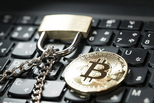 ブロックチェーンとビットコイン、金色の南京錠とチェーン