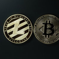 金色と銀色に輝くライトコインとビットコインの写真