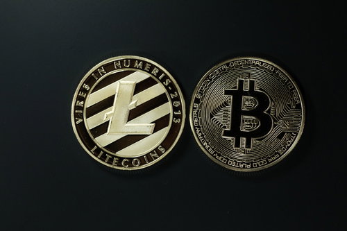 金色と銀色に輝くライトコインとビットコイン