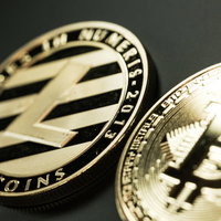 光り輝くライトコインとビットコイン|仮想通貨の写真