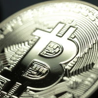 2019年9月18日のビットコイン価格110万円を示す金色のコインの写真