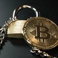 ブロックチェーン技術とビットコイン、南京錠で繋がるセキュリティの写真