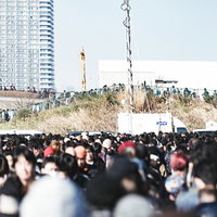 コミケの入場待ちで人で溢れかえる長蛇の列の写真