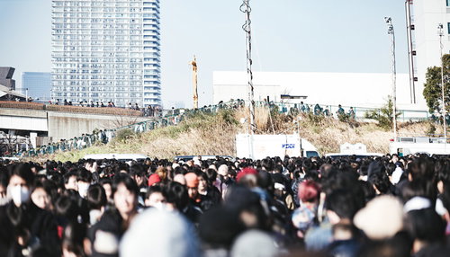 コミケの入場待ちで人で溢れかえる長蛇の列