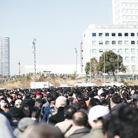 人で溢れかえる行列の光景の写真