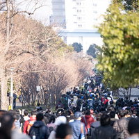 ビッグサイトに向かう行列と人混みの写真