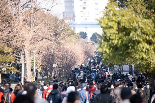 ビッグサイトに向かう行列と人混み
