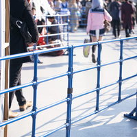コミケのコスプレエリアを隔てる青い柵と来場者の人混みの写真