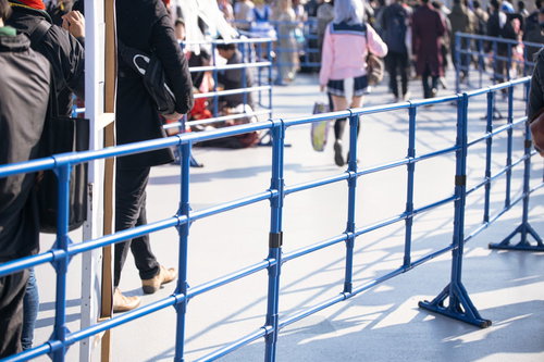 コミケのコスプレエリアを隔てる青い柵と来場者の人混み