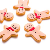 カラフルなアイシングで仕上げた仲良し5人組クッキーの写真
