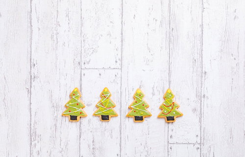 クリスマスツリー型のアイシングクッキー、緑色に仕上げた手作りお菓子