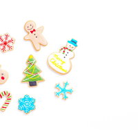 クリスマスツリーを囲うアイシングクッキーの写真