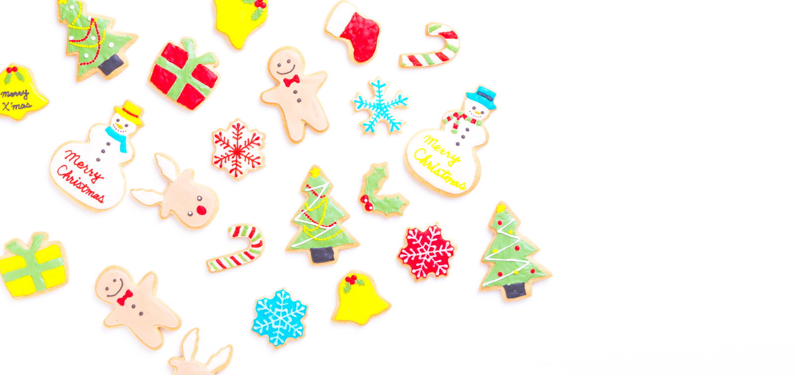 白い背景にカラフルなアイシングで装飾されたクリスマスキャラクタークッキー