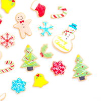 クリスマスのキャラクタークッキーとアイシング装飾の写真