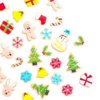 白い背景に散らばったクリスマス・アイシングクッキーの写真