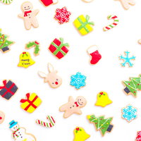 色々な種類のクリスマスアイシングクッキーを白い背景に並べたの写真
