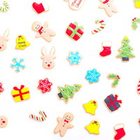 赤や緑でデコレーションされた可愛いクリスマス用アイシングクッキーの写真