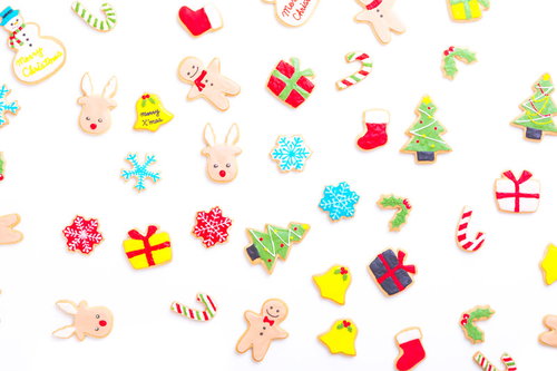 赤や緑でデコレーションされた可愛いクリスマス用アイシングクッキー