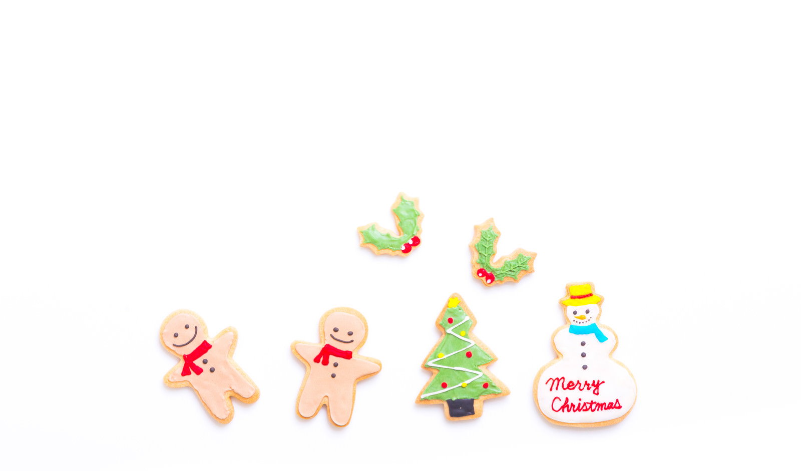 クリスマスツリーやサンタクロースのアイシングクッキーが並んだ様子